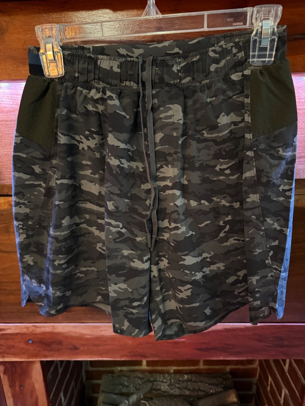 Lululemon Mens Lined 5” Green Camo Running Shorts, Size Small